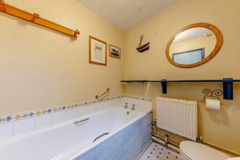 Bathroom W.C (1)