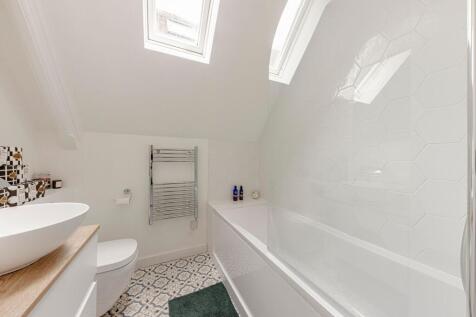 Bathroom W.C (2)