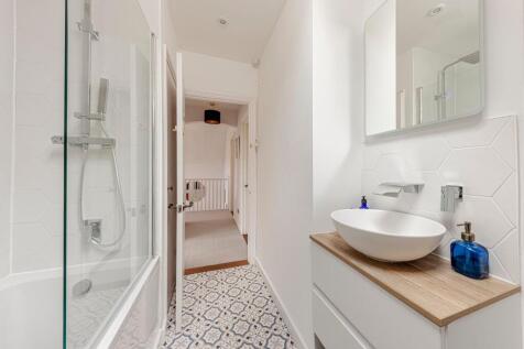 Bathroom W.C (1)