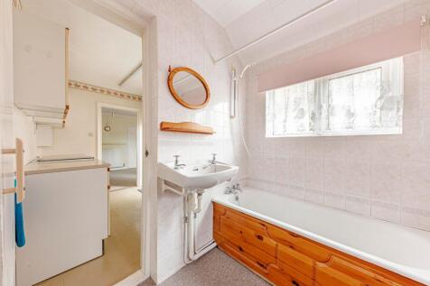 Bathroom W.C (1)