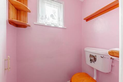 Bathroom W.C (2)