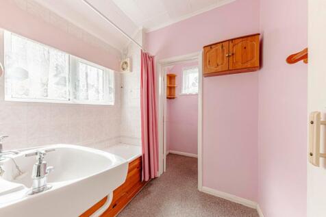 Bathroom W.C (3)