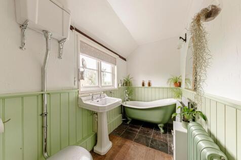 Bathroom W.C (2)