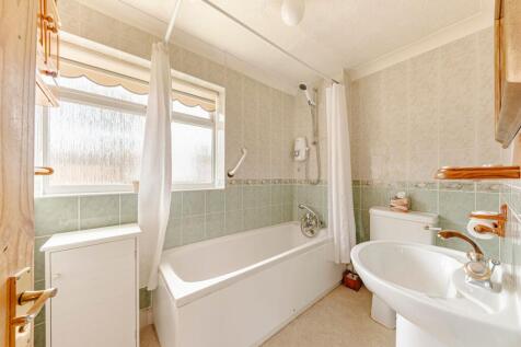 Bathroom W.C (1)