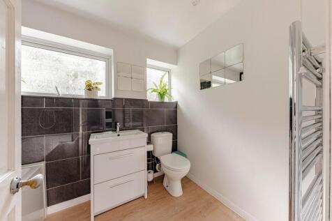 Bathroom W.C (2)