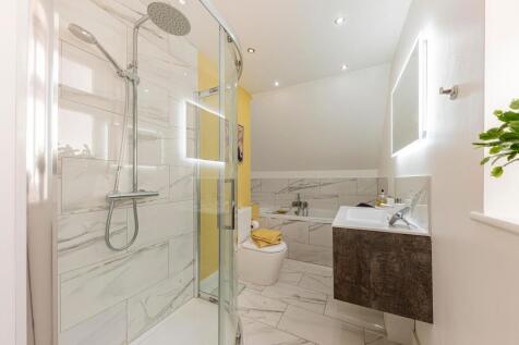 Bathroom W.C (1)