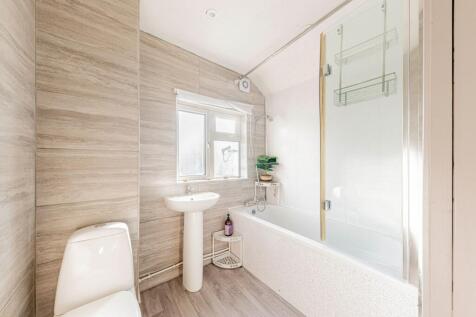 Bathroom W.C (1)