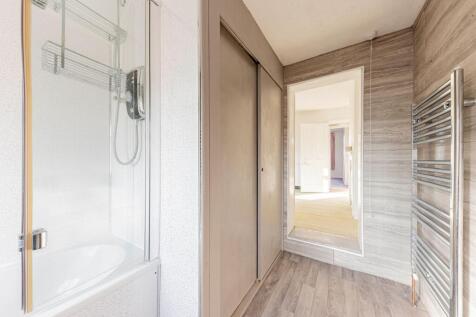 Bathroom W.C (1)