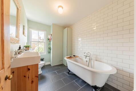 Bathroom W.C (1)