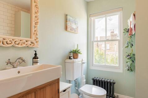 Bathroom W.C (2)