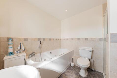 Family Bathroom W.C (1)