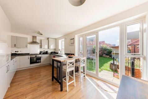 Kitchen/Dining Room (2)