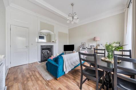 Living Room/Dining Room (4)