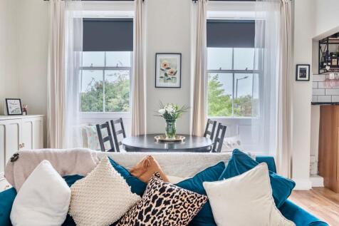 Living Room/Dining Room (7)