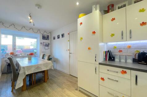 Kitchen/Dining Room (2)