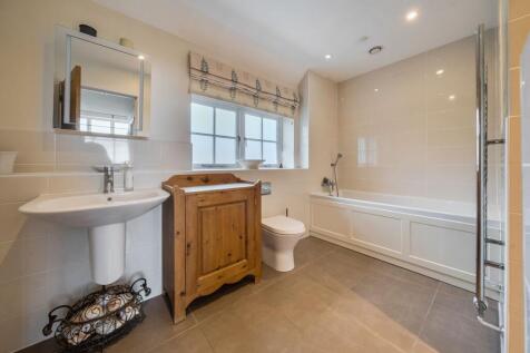 Ensuite Bathroom (1)