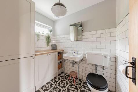 Utility Room W.C (1)