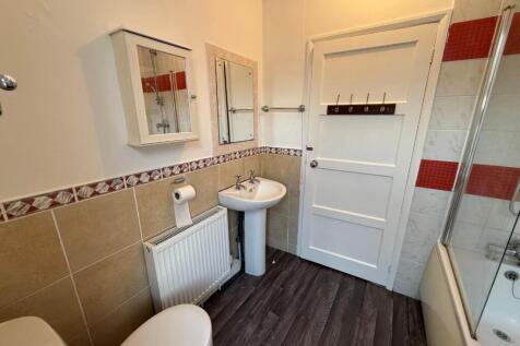 Bathroom 2.jpg