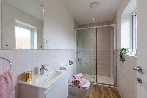 Tomaknock, Crieff - ensuite .jpg