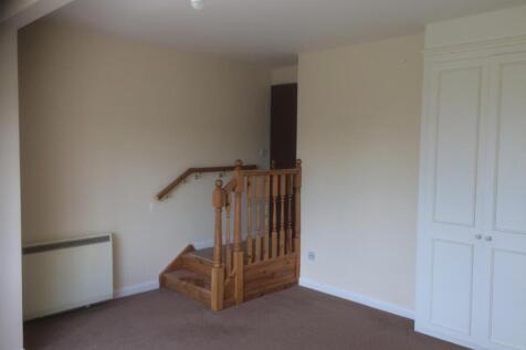 MAIN BEDROOM.jpg