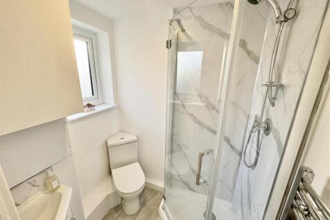 GROUND FLOOR SHOWER ROOM