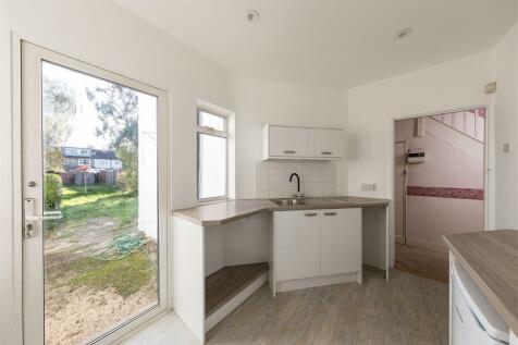 New Road, E4