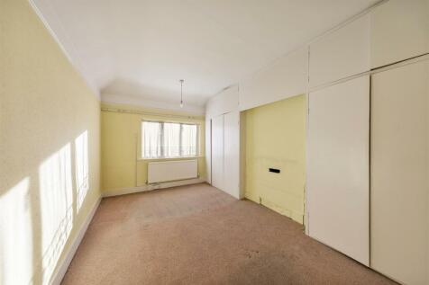New Road, E4