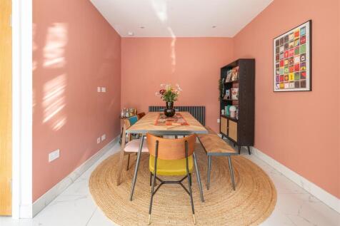 Ainslie Wood Road E4