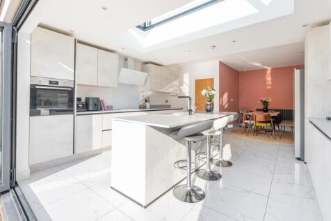 Ainslie Wood Road E4