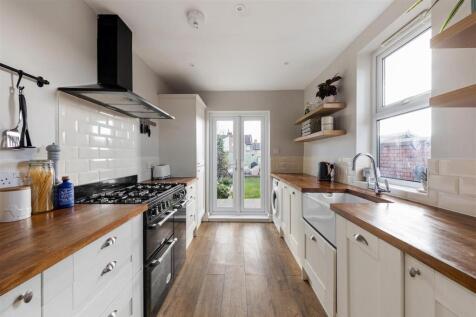 Selwyn Avenue E4