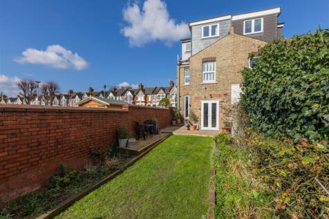 Selwyn Avenue E4