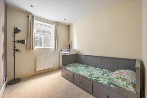Heathcote Grove E4