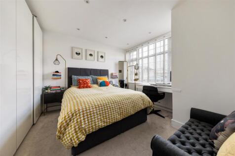 Edward Avenue, E4