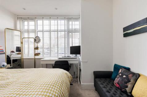 Edward Avenue, E4