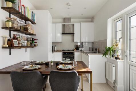 Edward Avenue, E4