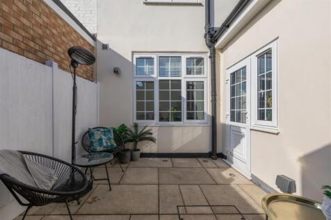 Edward Avenue, E4
