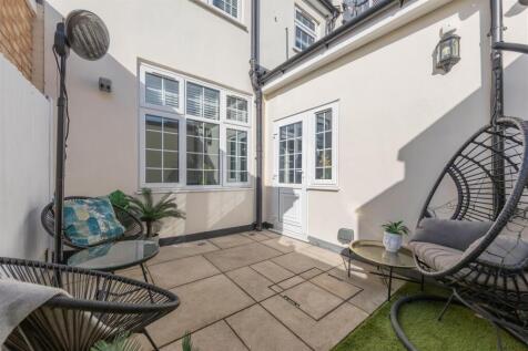 Edward Avenue, E4