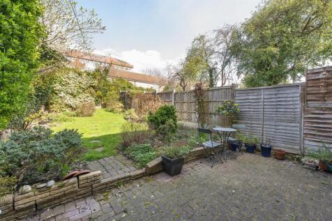Selwyn Avenue, E4
