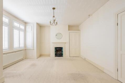 Selwyn Avenue, E4