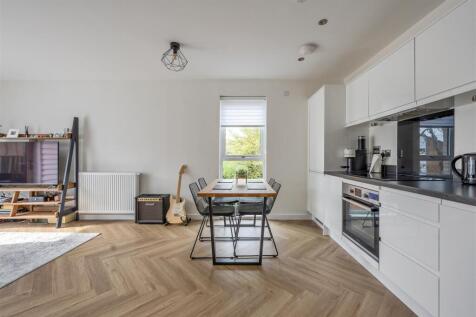 Merriam Close, E4