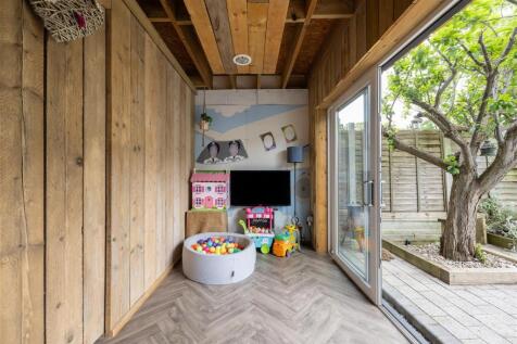 Hawkdene, E4