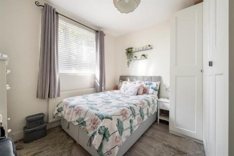 Hale End Road IG8
