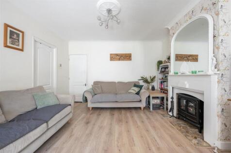 Hale End Road IG8