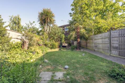 Hale End Road IG8