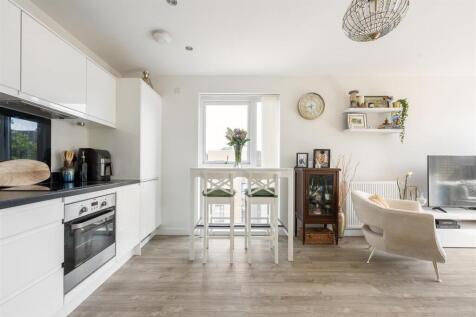 Merriam Close, E4