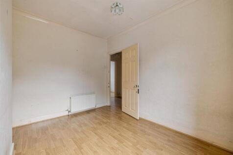 Selwyn Avenue, E4