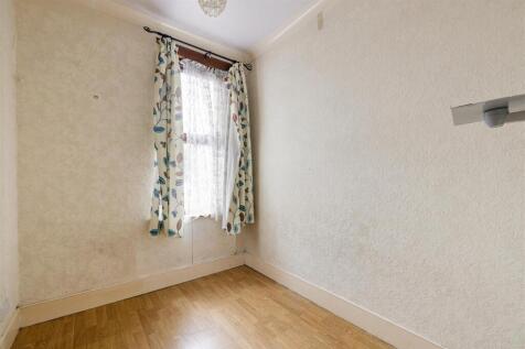 Selwyn Avenue, E4