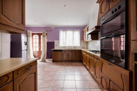 Selwyn Avenue, E4