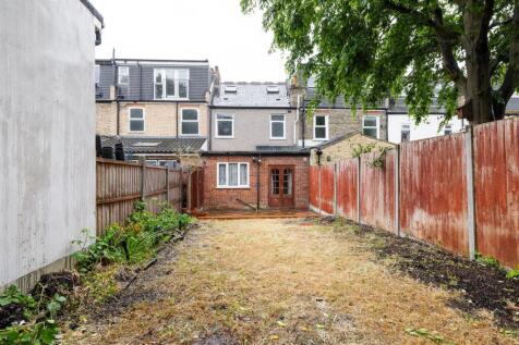 Selwyn Avenue, E4