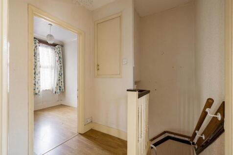 Selwyn Avenue, E4